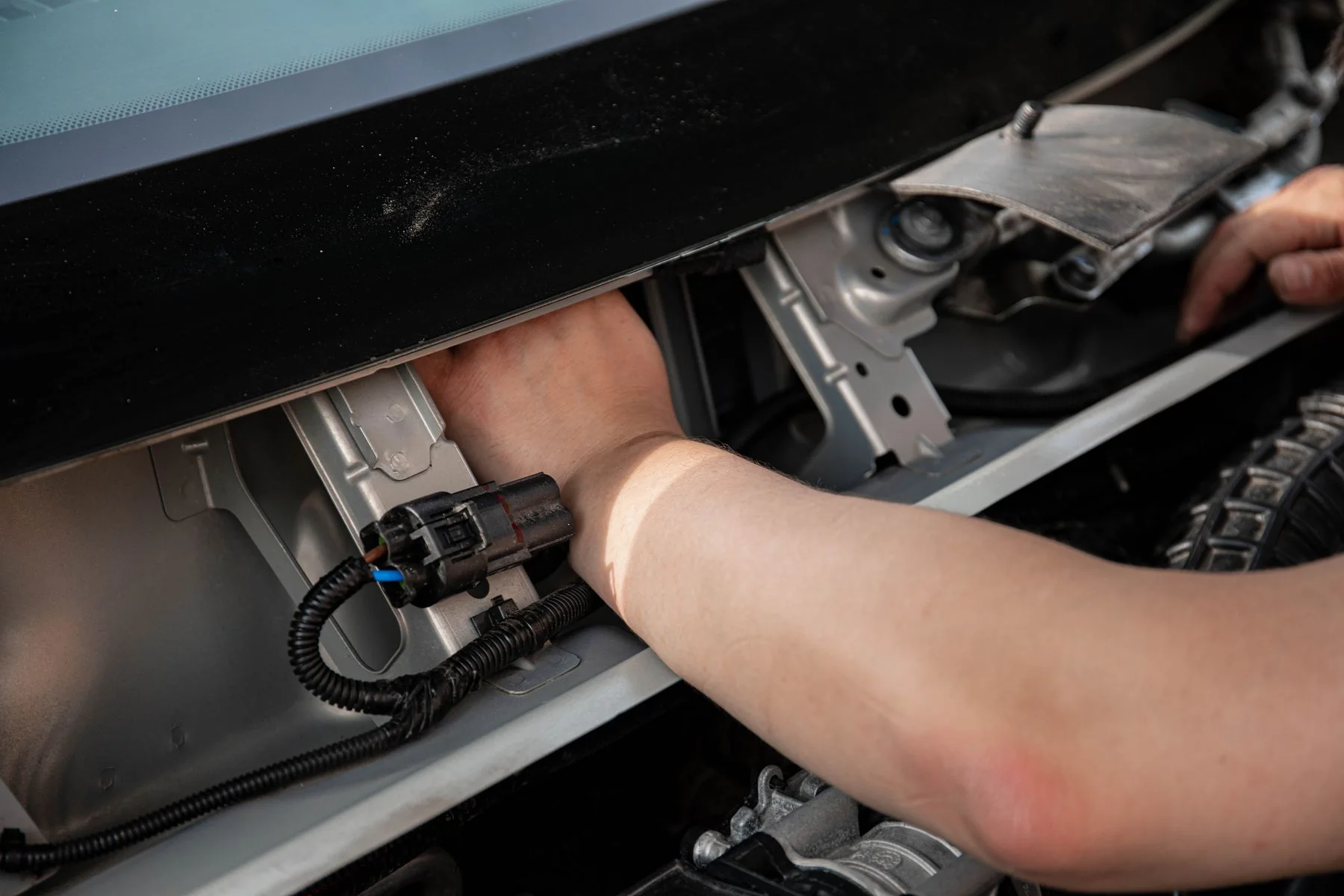 Clean automotive electrical connector and protected wiring loom